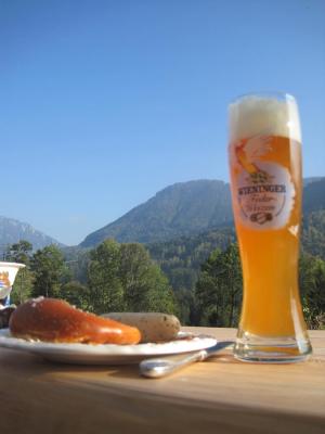 Brotzeit auf der Terrasse